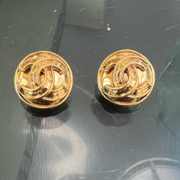 Chanel gold clip on earrings. - Picture 4 of 4